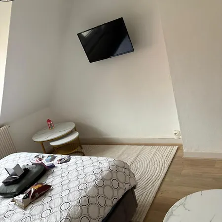 Privée à 50 M De La Salle De Bain Et Cuisine Commune *