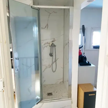 Privée à 50 M De La Salle De Bain Et Cuisine Commune